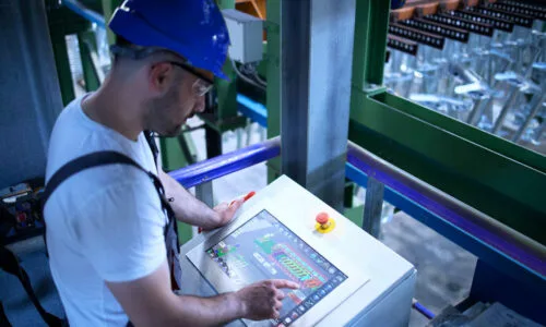 Der Reverse-Engineering-Prozess beginnt mit einer systematischen Untersuchung der Originalplatine, um deren ursprüngliches Design zu rekonstruieren. Ingenieure analysieren Lagenaufbauten, Abschirmungsstrukturen, Erdungsstrategien und Signaltrennung, bevor sie technische Dokumente wie Gerber-Datei, Schaltplan, Layoutzeichnung, Stückliste und Netzliste extrahieren. Mithilfe dieser Datensätze lässt sich das Originaldesign rekonstruieren und verifizieren, wobei die EMV-Konformität in den anspruchsvollen Umgebungen von Baggern gewährleistet bleibt. Nach der Rekonstruktion des Schaltplans identifizieren die Ingenieure Hochgeschwindigkeitsschnittstellen, Timing-Leitungen für die Anzeige, CAN- oder RS-485-Kommunikationswege und Spannungsregelungsschaltungen. Anschließend wird die Layoutzeichnung überarbeitet, um die Impedanzkontrolle zu gewährleisten, Übersprechen zu minimieren und elektromagnetische Störungen zu vermeiden, die die Bildschirmausgabe verfälschen oder die Bedienereingaben beeinträchtigen könnten. In dieser Phase kann die Platine geklont, kopiert oder selektiv repliziert werden, um die ursprüngliche Leistung beizubehalten und gleichzeitig Verbesserungen hinsichtlich Komponentenverfügbarkeit oder Herstellbarkeit zu ermöglichen.