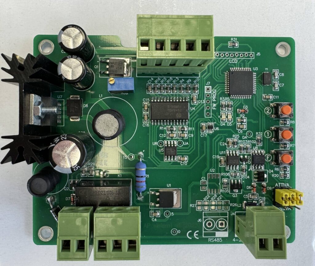 Le processus de préparation préalable à la rétro-ingénierie des cartes de circuits imprimés (PCB) est essentiel pour la manipulation réussie des cartes d'interface de capteurs utilisées dans les bulldozers. Ces cartes gèrent les capteurs de pression, d'inclinaison, de température et de proximité, influençant directement la sécurité, la stabilité et la précision opérationnelle de la machine. Avant toute activité de rétro-ingénierie, les ingénieurs doivent évaluer l'état physique, l'environnement d'application et le rôle fonctionnel de la PCB. Une préparation adéquate garantit l'efficacité et la précision des étapes ultérieures, telles que la récupération et la restauration. Les premières actions consistent généralement à nettoyer la carte, à documenter les références des composants, à enregistrer les définitions des broches des connecteurs et à capturer des images haute résolution. Ce travail préparatoire permet aux ingénieurs de planifier la reconstitution ou la reproduction de la carte tout en minimisant le risque d'endommager les circuits de capteurs sensibles lors de l'analyse. L'étape suivante de la préparation consiste à vérifier les composants et les matériaux, la nomenclature (BOM) étant déterminante. Les ingénieurs répertorient tous les composants actifs et passifs, en notant les tolérances, les types de boîtier et leur disponibilité. Cette étape facilite les décisions ultérieures de remise à neuf ou de reconditionnement, notamment lorsque les composants d'origine sont obsolètes. Lors de la rétro-ingénierie, il est courant de repenser ou de redévelopper certaines sections pour améliorer l'approvisionnement ou la fiabilité, mais une préparation préalable garantit que ces modifications restent fonctionnellement équivalentes. La vérification croisée des valeurs des composants avec les signaux mesurés permet de valider les hypothèses avant de recréer le schéma et la netlist. À ce stade, des termes clés tels que « récupérer », « restaurer » et « recréer » sont étroitement liés à la précision et à la traçabilité.