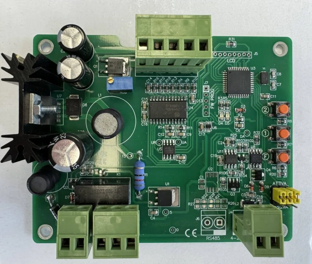 Le processus de préparation préalable à la rétro-ingénierie des cartes de circuits imprimés (PCB) est essentiel pour la manipulation réussie des cartes d'interface de capteurs utilisées dans les bulldozers. Ces cartes gèrent les capteurs de pression, d'inclinaison, de température et de proximité, influençant directement la sécurité, la stabilité et la précision opérationnelle de la machine. Avant toute activité de rétro-ingénierie, les ingénieurs doivent évaluer l'état physique, l'environnement d'application et le rôle fonctionnel de la PCB. Une préparation adéquate garantit l'efficacité et la précision des étapes ultérieures, telles que la récupération et la restauration. Les premières actions consistent généralement à nettoyer la carte, à documenter les références des composants, à enregistrer les définitions des broches des connecteurs et à capturer des images haute résolution. Ce travail préparatoire permet aux ingénieurs de planifier la reconstitution ou la reproduction de la carte tout en minimisant le risque d'endommager les circuits de capteurs sensibles lors de l'analyse. L'étape suivante de la préparation consiste à vérifier les composants et les matériaux, la nomenclature (BOM) étant déterminante. Les ingénieurs répertorient tous les composants actifs et passifs, en notant les tolérances, les types de boîtier et leur disponibilité. Cette étape facilite les décisions ultérieures de remise à neuf ou de reconditionnement, notamment lorsque les composants d'origine sont obsolètes. Lors de la rétro-ingénierie, il est courant de repenser ou de redévelopper certaines sections pour améliorer l'approvisionnement ou la fiabilité, mais une préparation préalable garantit que ces modifications restent fonctionnellement équivalentes. La vérification croisée des valeurs des composants avec les signaux mesurés permet de valider les hypothèses avant de recréer le schéma et la netlist. À ce stade, des termes clés tels que « récupérer », « restaurer » et « recréer » sont étroitement liés à la précision et à la traçabilité.