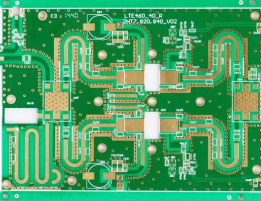 PCB kartı tersine mühendisliği sırasında yerleşim yeteneğini geliştirmek, disiplinli bilgi yakalama ve yapısal analizle başlar. Herhangi bir yönlendirme yeniden oluşturma işlemine başlamadan önce, orijinal kart, iç katmanları ve geçiş yapılarını ortaya çıkarmak için yüksek çözünürlüklü tarama, optik mikroskopi ve gerektiğinde X-ışını görüntüleme yoluyla tamamen belgelenmelidir. Katman dizilimi, bakır kalınlığı, dielektrik aralığı ve referans düzlemlerinin doğru tanımlanması çok önemlidir, çünkü bu parametreler empedans kontrolünü, EMC performansını ve termal davranışı doğrudan etkiler. Şematik kurtarma sırasında, mühendisler yalnızca bağlantıları kopyalamakla kalmamalı, aynı zamanda devre amacını, fonksiyonel bölümlendirmeyi ve sinyal önceliğini de yorumlamalıdır. Belirli bileşenlerin neden birbirine yakın yerleştirildiğini, güç alanlarının nasıl ayrıldığını ve hassas analog veya yüksek hızlı dijital alanların nerede izole edildiğini anlamak, yerleşimin basit kopyalama yerine mühendislik mantığıyla yeniden oluşturulmasına olanak tanır. Yerleşim yeteneğini geliştirmenin ikinci adımı, yerleşim çizimi yeniden oluşturma sırasında modern PCB tasarım kurallarının ve simülasyon araçlarının uygulanmasıdır. CAD yazılımında yerleşimi yeniden oluştururken, tersine mühendisler elektriksel eşdeğerliği korurken mümkün olduğunca orijinal yönlendirme stratejisini yükseltmelidir. Bu, iz genişliklerinin iyileştirilmesini, diferansiyel çift yönlendirmesinin optimize edilmesini, ayırma kapasitörünün yerleştirilmesinin iyileştirilmesini ve topraklama stratejilerinin güçlendirilmesini içerir. Sinyal bütünlüğü ve güç bütünlüğü simülasyonları, özellikle yüksek hızlı, karışık sinyalli veya yüksek akımlı PCB kartları için yeniden oluşturulan netlist'leri ve düzenleri doğrulamak için kullanılabilir. Mühendisler, yeniden oluşturulan düzeni gerçek dünya ölçümleri ve simülasyon sonuçlarıyla karşılaştırarak, yeniden üretilen tasarımın geçmişteki düzen sınırlamalarını devralmak yerine orijinal performansı karşıladığından veya aştığından emin olabilirler.