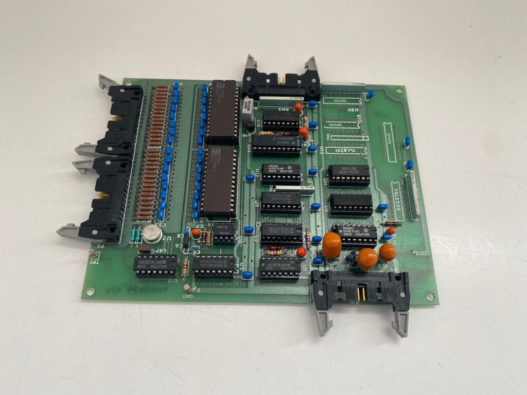 PCBリバースエンジニアリングの事前準備プロセスは、ブルドーザーに使用されるセンサーインターフェースボードを適切に取り扱うための重要な基盤です。これらのボードは、圧力、傾斜、温度、近接センサーを管理し、機械の安全性、安定性、および動作精度に直接影響を及ぼします。リバースエンジニアリング作業を開始する前に、エンジニアはPCBの物理的状態、アプリケーション環境、および機能的役割を評価する必要があります。適切な事前準備を行うことで、後続の復旧や復元などの手順が効率的かつ正確になります。最初の作業には通常、ボードのクリーニング、部品番号の記録、コネクタピン定義の記録、高解像度画像のキャプチャが含まれます。この準備作業により、エンジニアは解析中に敏感なセンサー回路を損傷するリスクを最小限に抑えながら、ボードの再現方法を計画することができます。次の事前準備の焦点は部品と材料の検証であり、ここでは部品表が決定的な役割を果たします。エンジニアは、すべての能動部品と受動部品をカタログ化し、許容誤差、パッケージタイプ、および在庫状況を確認します。このステップは、特に元の部品が廃止された場合に、後続の再製造または改修の決定をサポートします。リバースエンジニアリングでは、調達や信頼性の向上を目的として、特定のセクションを再設計または再開発することが一般的ですが、事前の準備によって、これらの変更が機能的に同等であることが保証されます。回路図とネットリストを再作成する前に、部品の値と測定信号とのクロスチェックを行うことで、仮定を検証することができます。この段階では、「回復」「復元」「再作成」といったキーワードが、精度とトレーサビリティに密接に結びついています。