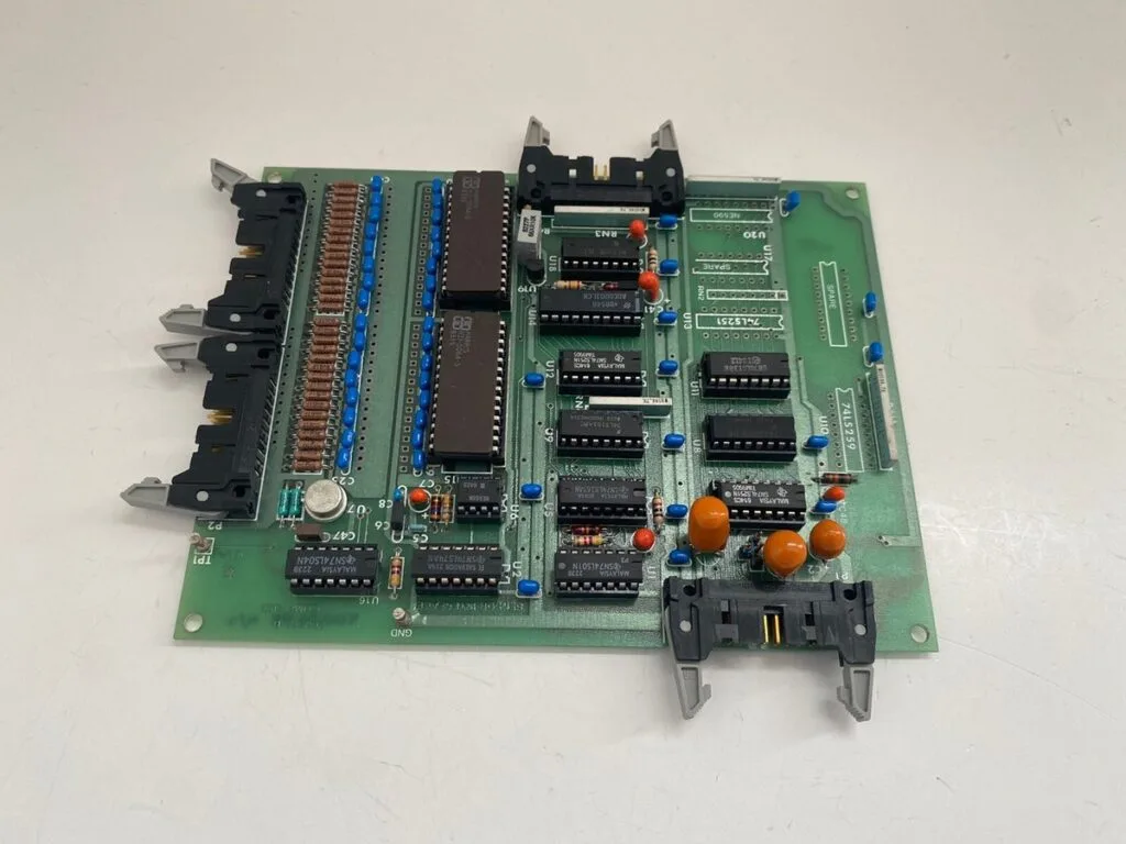 PCBリバースエンジニアリングの事前準備プロセスは、ブルドーザーに使用されるセンサーインターフェースボードを適切に取り扱うための重要な基盤です。これらのボードは、圧力、傾斜、温度、近接センサーを管理し、機械の安全性、安定性、および動作精度に直接影響を及ぼします。リバースエンジニアリング作業を開始する前に、エンジニアはPCBの物理的状態、アプリケーション環境、および機能的役割を評価する必要があります。適切な事前準備を行うことで、後続の復旧や復元などの手順が効率的かつ正確になります。最初の作業には通常、ボードのクリーニング、部品番号の記録、コネクタピン定義の記録、高解像度画像のキャプチャが含まれます。この準備作業により、エンジニアは解析中に敏感なセンサー回路を損傷するリスクを最小限に抑えながら、ボードの再現方法を計画することができます。次の事前準備の焦点は部品と材料の検証であり、ここでは部品表が決定的な役割を果たします。エンジニアは、すべての能動部品と受動部品をカタログ化し、許容誤差、パッケージタイプ、および在庫状況を確認します。このステップは、特に元の部品が廃止された場合に、後続の再製造または改修の決定をサポートします。リバースエンジニアリングでは、調達や信頼性の向上を目的として、特定のセクションを再設計または再開発することが一般的ですが、事前の準備によって、これらの変更が機能的に同等であることが保証されます。回路図とネットリストを再作成する前に、部品の値と測定信号とのクロスチェックを行うことで、仮定を検証することができます。この段階では、「回復」「復元」「再作成」といったキーワードが、精度とトレーサビリティに密接に結びついています。