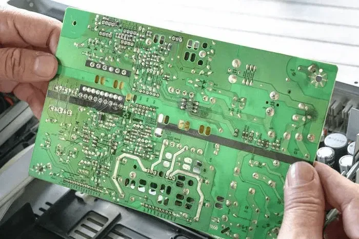 Die Reverse-Engineering-Analyse der elektromagnetischen Abschirmung von Leiterplatten ist für SPS-Controller-Leiterplatten in industriellen Steuerungs- und Automatisierungssystemen von entscheidender Bedeutung. Speicherprogrammierbare Steuerungen (SPS) arbeiten in elektrisch störungsanfälligen Umgebungen mit Motoren, Relais, Wechselrichtern und langen Kabelstrecken, die erhebliche elektromagnetische Interferenzen (EMI) erzeugen. Wird die Abschirmung nicht korrekt verstanden und reproduziert, kann die Signalintegrität beeinträchtigt werden, was zu instabiler Steuerlogik, Fehlauslösungen oder sogar Systemausfällen führen kann. Daher beschränkt sich Reverse Engineering nicht auf das Kopieren von Schaltungsverbindungen; es muss die ursprüngliche Abschirmungsstrategie, die Erdungsarchitektur und die im Leiterplattendesign integrierten Rauschunterdrückungstechniken rekonstruieren und wiederherstellen.
