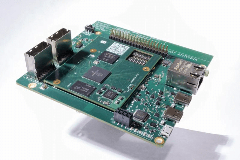 Os conjuntos de software processam o desenho vetorizado do layout da placa HDI de computação para IA para gerar uma netlist abrangente, mapeando cada conexão elétrica através dos canais de alta velocidade. Estes dados são extremamente valiosos para clonar o roteamento funcional exato ou copiar redes específicas de distribuição de energia da placa HDI de computação para IA original.
Com base nesta netlist, os engenheiros trabalham de forma reversa para reproduzir o diagrama esquemático original da placa HDI de computação para IA, estabelecendo uma hierarquia legível de como os processadores de IA interagem com os subsistemas de memória.
Em paralelo, os componentes são dessoldados e identificados para compilar uma lista BOM (Bill of Materials) precisa, permitindo às equipes duplicar a estratégia de fornecimento de componentes da placa HDI de computação para IA ou renovar hardware antigo utilizando equivalentes modernos.