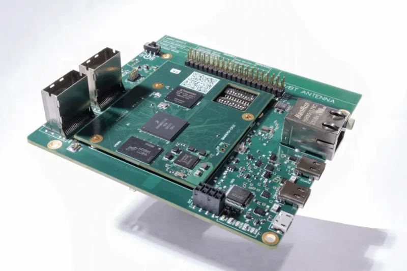Os conjuntos de software processam o desenho vetorizado do layout da placa HDI de computação para IA para gerar uma netlist abrangente, mapeando cada conexão elétrica através dos canais de alta velocidade. Estes dados são extremamente valiosos para clonar o roteamento funcional exato ou copiar redes específicas de distribuição de energia da placa HDI de computação para IA original.

Com base nesta netlist, os engenheiros trabalham de forma reversa para reproduzir o diagrama esquemático original da placa HDI de computação para IA, estabelecendo uma hierarquia legível de como os processadores de IA interagem com os subsistemas de memória.

Em paralelo, os componentes são dessoldados e identificados para compilar uma lista BOM (Bill of Materials) precisa, permitindo às equipes duplicar a estratégia de fornecimento de componentes da placa HDI de computação para IA ou renovar hardware antigo utilizando equivalentes modernos.