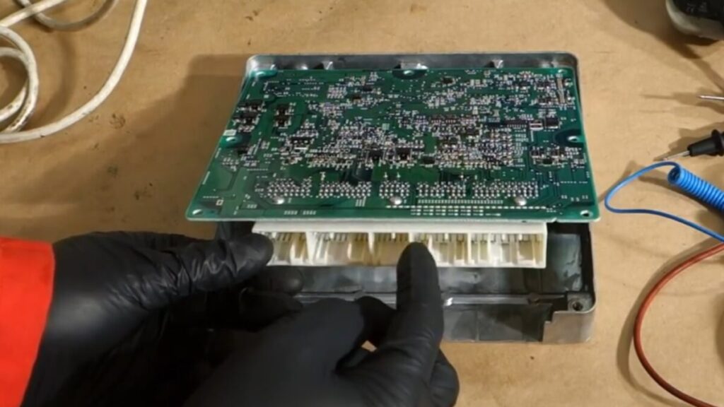 ブルドーザーのエンジン制御ユニット（ECU）に使用されるPCBのリバースエンジニアリングは、エンジン回転数、トルク出力、燃料噴射制御を監視するオリジナルの電子設計を復元、修復し、完全に理解することを目的とした体系的な技術プロセスです。その原理は、層構造、材料、信号整合性制約を含む物理基板の徹底的な分析から始まります。専門的なリバースエンジニアリング手法を用いることで、エンジニアはオリジナルのECU PCBからガーバーファイルデータを抽出し、レイアウト図を再構築し、電源管理、センサーインターフェース、マイクロコントローラーユニットなどの主要機能ブロックを特定することができます。この基礎的なステップにより、大型ブルドーザーの動作に必要なオリジナルの電気的性能と環境耐性を維持しながら、正確なコピー、クローン、複製操作が可能になります。ECUリバースエンジニアリングの中核となる段階は、物理基板をデジタル設計ドキュメントに変換することです。高解像度スキャン、層ごとの分離、ネットトレースを適用することで、回路図とネットリストを正確に再現します。この段階で、エンジニアはエンジン回転数検知、トルク計算、燃料噴射タイミングに関連するすべての信号パスを再現します。次に、車載グレードのICや保護デバイスを含むすべての能動部品と受動部品を特定し、検証済みの部品リストを生成します。この緻密な再構築プロセスにより、オリジナルのECUボードを忠実に再現または再生することが可能になり、改修、複製生産、あるいは元のメーカーがサポートを終了した場合の長期的なスペアパーツ供給といったタスクをサポートします。
