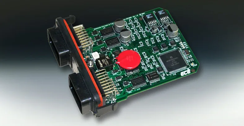 Il processo di replicazione del PCBA del modulo di controllo della trasmissione svolge un ruolo fondamentale nel restauro e nella riproduzione di sistemi elettronici avanzati utilizzati in macchinari pesanti come gli escavatori. Il modulo di controllo della trasmissione (TCM) è responsabile della gestione del cambio automatico, dell'innesto della frizione e della distribuzione della coppia, garantendo un funzionamento regolare in condizioni di carico variabili. Quando tali schede di controllo diventano obsolete o danneggiate, il reverse engineering e la replicazione offrono un percorso affidabile per recuperare e ripristinare il progetto per la produzione continua e il supporto di assistenza. La procedura di replicazione inizia con lo smontaggio e l'ispezione del PCBA (Printed Circuit Board Assembly) originale. Gli ingegneri puliscono e ricondizionano innanzitutto la scheda per garantire che ogni componente, traccia e piazzola di saldatura possa essere analizzato chiaramente. Utilizzando la scansione ottica e a raggi X ad alta risoluzione, recuperano la struttura fisica e la convertono in un disegno di layout digitale. Questa fase consente la mappatura precisa del routing in rame, dei via e delle connessioni multistrato all'interno del circuito del TCM. Una volta identificate le tracce, l'obiettivo successivo è ricreare il file Gerber, che funge da modello di produzione per la fabbricazione del nuovo PCB.