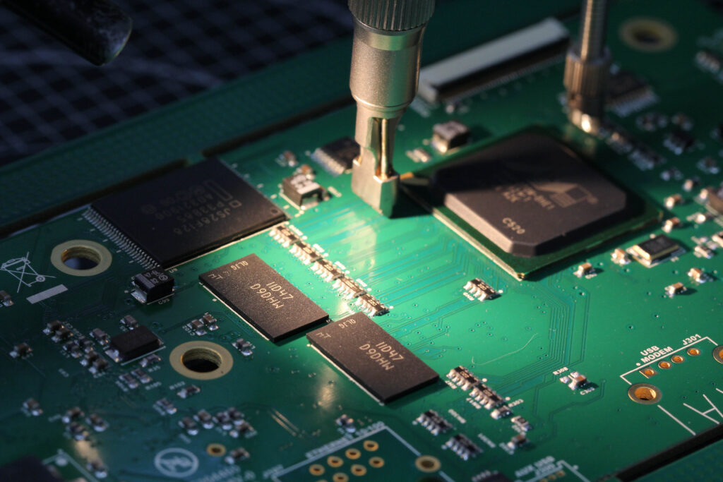 O engenheiro de engenharia reversa da placa PCB insere todos os dados eletrônicos e termos de restrição de engenharia reversa no software gráfico da placa de PC para fins de engenharia reversa