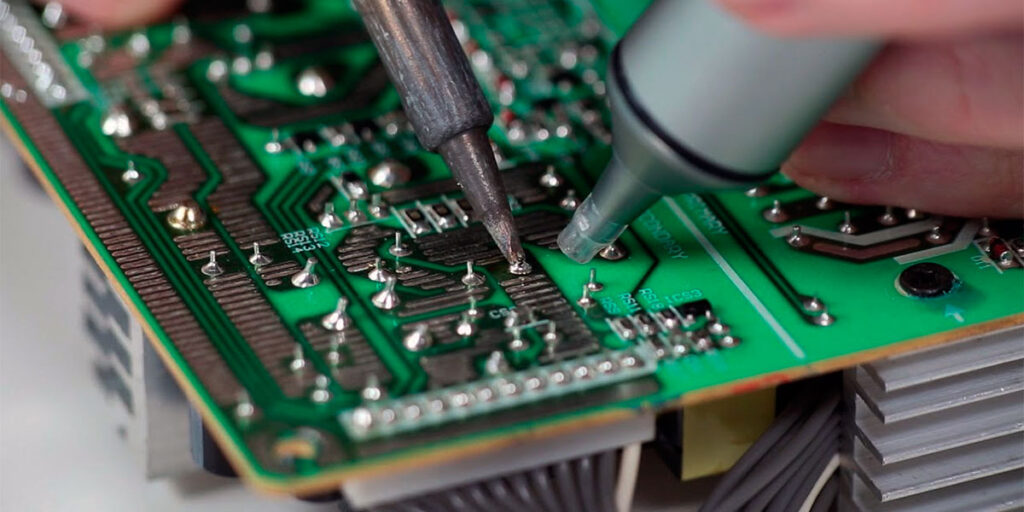 Bir PCB devre kartının klonlanması, mevcut bir kartın tasarımını, yerleşim çizimini, Gerber dosyasını, BOM listesini, şematik diyagramı ve işlevselliğini kopyalamayı içerir.