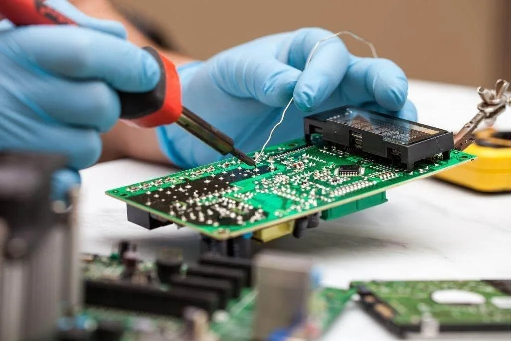 Płytka PCB inżynierii odwrotnej i boczny kondensator drogowy zwykle odgrywają rolę zmniejszania zapotrzebowania na zasilanie przejściowe modułu mocy obok komponentu wysokiej częstotliwości, dlatego inżynier powinien zwrócić uwagę na ponownie wygenerowany rysunek układu płytki drukowanej, schemat ideowy, listę BOM i kopie plików gerbera;