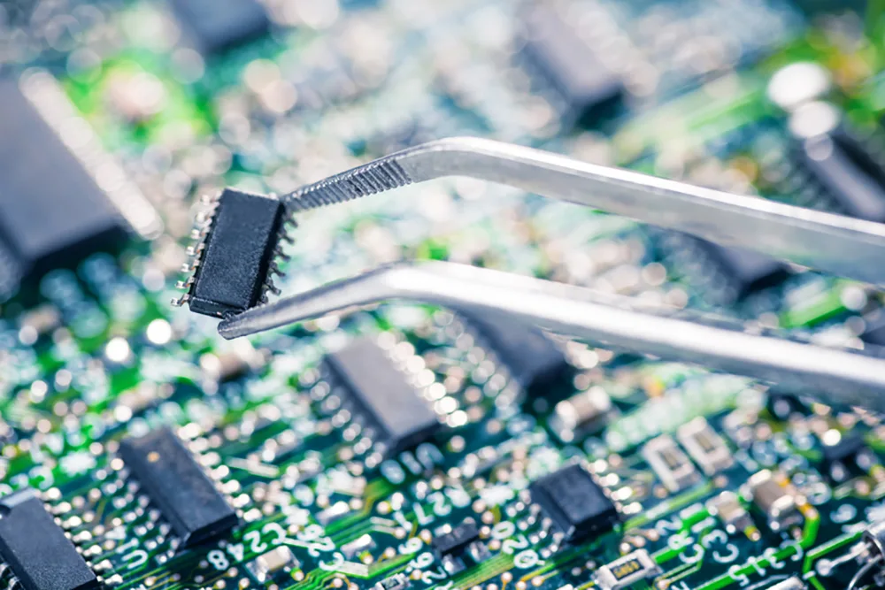 utilizzare il diagramma schematico per ispezionare la correttività del disegno di layout PCB acquisito dal reverse engineering PCB
