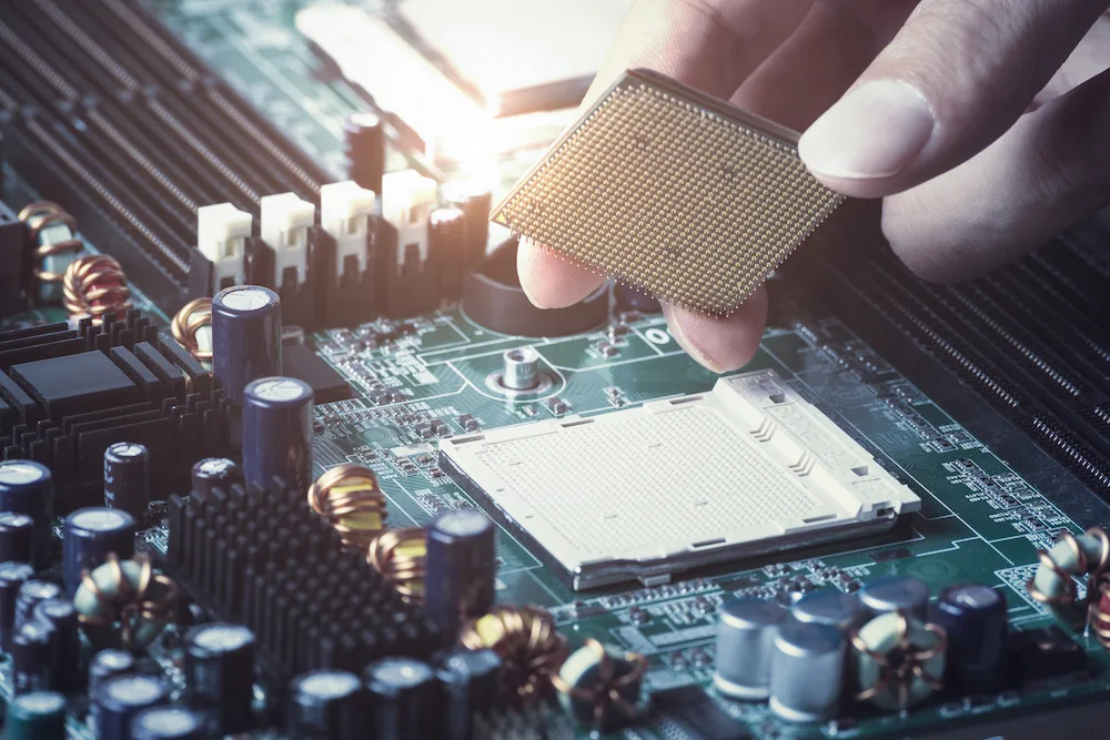 Bir baskılı devre kartına (PCB) ters mühendislik uygularken, farklı katmanlardaki izleri birbirine bağladıklarından, yollarla (kaplanmış delikler) uğraşmak önemli bir husustur. Yolları doğru bir şekilde anlamak ve çoğaltmak, PCB'nin işlevselliğini yeniden oluşturmak için çok önemlidir; yolları dikkatlice belgeleyip çoğaltarak, tersine mühendislik süreci sırasında PCB'nin doğru şekilde çoğaltılmasına katkıda bulunursunuz.