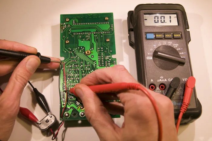 يمكن للوحة PCB ذات الهندسة العكسية أن تساعد المهندس في إعادة إنشاء رسم تخطيطي للوحة الدوائر المطبوعة الإلكترونية، والرسم التخطيطي، وقائمة BOM وملف جربر الذي يمكن من خلاله تكرار لوحة PCB الجديدة؛
