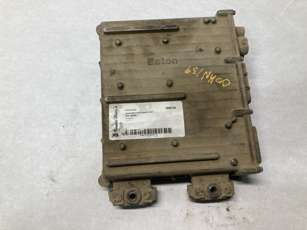 La ingeniería inversa de PCB para señales mixtas en áreas separadas es una práctica de ingeniería especializada que aborda los desafíos únicos de los módulos de control de transmisión de excavadoras, donde la detección analógica, la computación digital y los circuitos de gestión de potencia coexisten en zonas muy confinadas. Cuando estas placas llegan al final de su vida útil o requieren actualizaciones funcionales, un flujo de trabajo estructurado de ingeniería inversa permite a los ingenieros recuperar y restaurar documentación crítica, como el archivo Gerber, el diagrama esquemático, el plano de diseño, la lista de materiales y la lista de conexiones, para facilitar un rediseño fiable del sistema. El proceso comienza aislando las secciones de señal mixta de la placa de circuito. Dado que los módulos de transmisión de excavadoras suelen integrar retroalimentación de velocidad, monitorización de presión hidráulica, controladores PWM y lógica de microcontrolador en la misma PCB, cada área separada debe mapearse cuidadosamente. Los ingenieros clonan, copian y replican las pistas de cobre capa por capa, garantizando que las rutas analógicas sensibles y las secciones digitales con ruido crítico se identifiquen claramente antes de generar un diagrama esquemático completo. Una vez reconstruidas las relaciones lógicas, la documentación se recrea en formatos profesionales EDA, lo que permite un rediseño o reproducción precisos de la arquitectura original.
