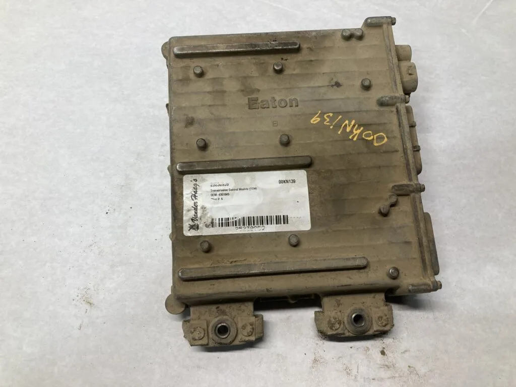 La ingeniería inversa de PCB para señales mixtas en áreas separadas es una práctica de ingeniería especializada que aborda los desafíos únicos de los módulos de control de transmisión de excavadoras, donde la detección analógica, la computación digital y los circuitos de gestión de potencia coexisten en zonas muy confinadas. Cuando estas placas llegan al final de su vida útil o requieren actualizaciones funcionales, un flujo de trabajo estructurado de ingeniería inversa permite a los ingenieros recuperar y restaurar documentación crítica, como el archivo Gerber, el diagrama esquemático, el plano de diseño, la lista de materiales y la lista de conexiones, para facilitar un rediseño fiable del sistema. El proceso comienza aislando las secciones de señal mixta de la placa de circuito. Dado que los módulos de transmisión de excavadoras suelen integrar retroalimentación de velocidad, monitorización de presión hidráulica, controladores PWM y lógica de microcontrolador en la misma PCB, cada área separada debe mapearse cuidadosamente. Los ingenieros clonan, copian y replican las pistas de cobre capa por capa, garantizando que las rutas analógicas sensibles y las secciones digitales con ruido crítico se identifiquen claramente antes de generar un diagrama esquemático completo. Una vez reconstruidas las relaciones lógicas, la documentación se recrea en formatos profesionales EDA, lo que permite un rediseño o reproducción precisos de la arquitectura original.
