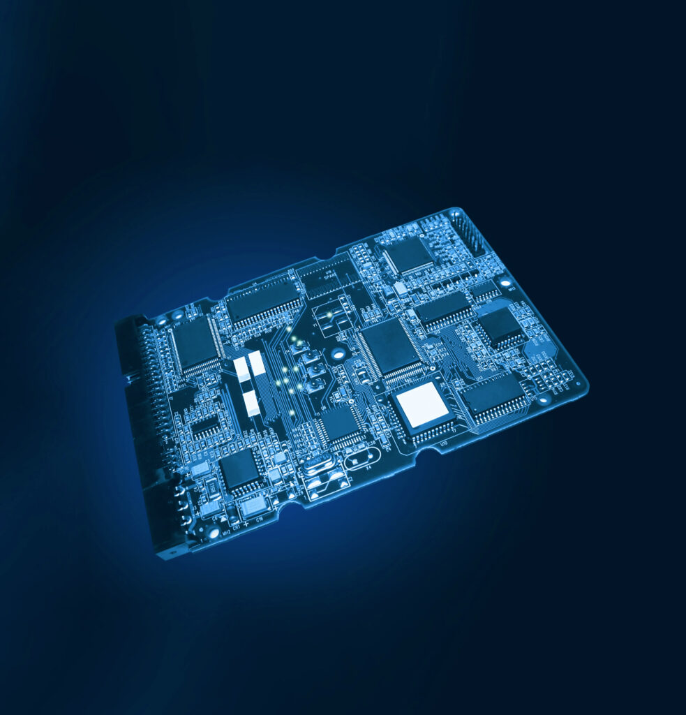 Infotainment-trükkplaatide kopeerimise või ümbertöötlemise võimalus pakub autotootjatele, remondikeskustele ja uurimisasutustele tohutut väärtust. Kui tarnija tootmise lõpetab, võimaldab pöördprojekteerimise vooluringiplaadi kvaliteedikontroll inseneridel taastada täieliku dokumentatsiooni ja jätkata süsteemi tuge ilma algsest tootjast sõltumata. Kombineerides täpse andmete rekonstrueerimise kontrollitud tootmistavadega, tagab see protsess, et iga taasloodud infotainment-süsteemi trükkplaat vastab tänapäevaste sõidukite elektrilistele, mehaanilistele ja funktsionaalsetele ootustele. Kvaliteedikontroll on usaldusväärse pöördprojekteerimise alus. Iga plaat läbib range valideerimisprotsessi – nii funktsionaalse kui ka struktuurilise. Insenerid viivad läbi järjepidevuse kontrolle, impedantsi sobitamist ja keskkonnakoormustesti, et kinnitada, et kopeeritud infotainment-trükkplaat töötab identselt originaaliga. Pöördprojekteerimise vooluringiplaadi kvaliteedikontroll rõhutab ka dokumentatsiooni jälgitavust. Iga samm – alates kopeerimise ja replikeerimise etappidest kuni renoveerimis- ja reprodutseerimistsükliteni – logitakse vastavuse tagamiseks autotööstuse kvaliteedistandarditele, nagu IATF-16949 ja ISO-9001. See tagab pikaajalise töökindluse vibratsiooni, kuumuse ja elektromagnetiliste häirete tingimustes.