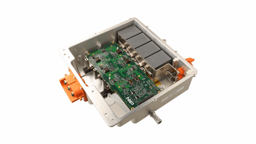 Jakmile je dokumentace kompletní, soubory Gerber a výkresy rozvržení se použijí k reprodukci holé desky. Desky střídačů pro elektromobily jsou často vícevrstvé s přísnými požadavky na izolaci a odvod tepla, což je tento krok obzvláště důležité. Kontroly kvality se provádějí z hlediska tloušťky mědi, integrity propojení a celkových rozměrů. Dále se komponenty získávají podle kusovníku. Pokud jsou některé díly zastaralé, pečlivě se vybírají alternativy pro renovaci nebo přepracování desky bez kompromisů ve výkonu. Po zakoupení se deska přesune do montáže, kde se každá komponenta umístí a připájí v souladu s výkresem rozvržení a ověří se pomocí netlistu. Fáze prototypu je ústředním bodem celého procesu reverzního inženýrství prototypové desky plošných spojů. Prototyp slouží jako praktický důkaz, že znovu vytvořená dokumentace je správná. Testováním prototypu za simulovaných provozních podmínek elektromobilu – zvládání vysokých proudů, tepelného namáhání a řízení signálu – mohou inženýři potvrdit, že deska splňuje funkční, spolehlivostní a bezpečnostní požadavky. Jakékoli nesrovnalosti zjištěné v této fázi umožňují doladění a přepracování dat před zahájením plnohodnotné výroby.