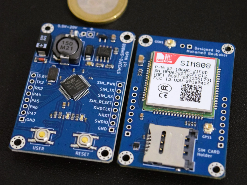Le processus de rétro-ingénierie commence par une inspection approfondie du circuit imprimé existant. Les ingénieurs analysent la carte nue pour reconstituer la topologie du circuit et identifier les blocs fonctionnels tels que les récepteurs GNSS, les modules de communication cellulaire, les circuits de régulation d'alimentation et les interfaces de microcontrôleur. En retraçant les chemins des signaux et les interconnexions des composants, le schéma électrique d'origine peut être progressivement reconstitué, ce qui permet de visualiser le flux des signaux RF, la logique de traitement des données et les stratégies de gestion de l'alimentation. Cette étape est cruciale pour comprendre comment les données de positionnement et les informations de télémétrie sont capturées et transmises. Une fois la logique électrique clarifiée, la conception physique est recréée. La structure des couches, le routage des pistes, le contrôle d'impédance et les méthodes de mise à la terre sont documentés afin de générer un schéma de câblage précis, un fichier Gerber et une liste de connexions. Ces éléments permettent de copier, cloner ou reproduire le circuit imprimé avec une grande fidélité. Au cours de cette phase, les ingénieurs peuvent redessiner certaines zones spécifiques pour améliorer l'intégrité du signal, les performances thermiques ou la compatibilité électromagnétique, tout en préservant la fonctionnalité d'origine.