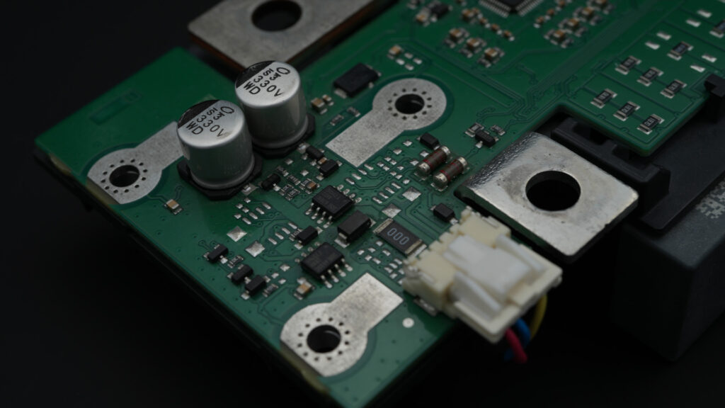 In der sich schnell entwickelnden Elektrofahrzeugindustrie (EV) spielt das Batteriemanagementsystem (BMS) eine entscheidende Rolle für Energieeffizienz, Batterieschutz und Sicherheitsleistung. Wenn jedoch die ursprünglichen Konstruktionsdaten oder die Fertigungsunterstützung für diese Systeme nicht mehr verfügbar sind, wird die Qualitätskontrolldokumentation für PCBA-Reverse-Engineering unverzichtbar. Sie stellt sicher, dass jeder Schritt – von der Datenwiederherstellung bis zur Wiederaufbereitung – strengen Konstruktions- und Qualitätsstandards folgt und ermöglicht so die originalgetreue Reproduktion der im BMS verwendeten Originalplatine. Die Qualitätskontrolldokumentation für PCBA-Reverse-Engineering verwandelt den Reverse-Engineering-Prozess von einer einfachen Replikationsaufgabe in ein vollständiges, nachvollziehbares Produktionssystem. Von der Wiederherstellung technischer Dateien bis zur Wiederaufbereitung geprüfter Baugruppen stellt dieser Ansatz sicher, dass jede BMS-PCBA für Elektrofahrzeuge präzise reproduziert, validiert und dokumentiert werden kann. Letztendlich garantiert sie, dass die rückwärts entwickelten Platinen nicht nur den Originalen entsprechen, sondern auch die anspruchsvollen Qualitäts- und Sicherheitserwartungen der modernen EV-Industrie erfüllen.