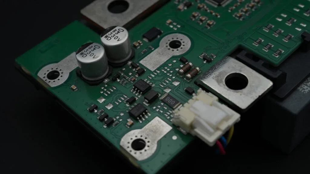 In der sich schnell entwickelnden Elektrofahrzeugindustrie (EV) spielt das Batteriemanagementsystem (BMS) eine entscheidende Rolle für Energieeffizienz, Batterieschutz und Sicherheitsleistung. Wenn jedoch die ursprünglichen Konstruktionsdaten oder die Fertigungsunterstützung für diese Systeme nicht mehr verfügbar sind, wird die Qualitätskontrolldokumentation für PCBA-Reverse-Engineering unverzichtbar. Sie stellt sicher, dass jeder Schritt – von der Datenwiederherstellung bis zur Wiederaufbereitung – strengen Konstruktions- und Qualitätsstandards folgt und ermöglicht so die originalgetreue Reproduktion der im BMS verwendeten Originalplatine. Die Qualitätskontrolldokumentation für PCBA-Reverse-Engineering verwandelt den Reverse-Engineering-Prozess von einer einfachen Replikationsaufgabe in ein vollständiges, nachvollziehbares Produktionssystem. Von der Wiederherstellung technischer Dateien bis zur Wiederaufbereitung geprüfter Baugruppen stellt dieser Ansatz sicher, dass jede BMS-PCBA für Elektrofahrzeuge präzise reproduziert, validiert und dokumentiert werden kann. Letztendlich garantiert sie, dass die rückwärts entwickelten Platinen nicht nur den Originalen entsprechen, sondern auch die anspruchsvollen Qualitäts- und Sicherheitserwartungen der modernen EV-Industrie erfüllen.
