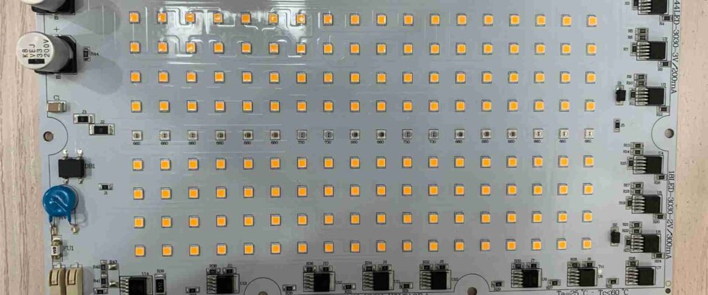 PCB複製サービスに投資することで、企業は老朽化したパネルを改修したり、既存の基板を複製して交換したり、さらにはエネルギー効率や新しいLED技術との互換性など、パフォーマンスを向上させるために基板を再設計したりすることが可能になります。個人やインテグレーターにとって、制御基板の複製と再開発は、元のメーカーに依存することなく長期的なシステムサポートを確保するのに役立ちます。LEDパネルの制御基板設計を複製できることは、急速に進化するLED業界において戦略的な優位性をもたらします。ガーバーコード、回路図、レイアウト、部品表、ネットリストといった完全な技術ファイルを提供することで、当社のサービスは、旧式または文書化されていないハードウェアを再利用可能、製造可能、そしてアップグレード可能な資産へと変換します。修理、拡張、革新など、あらゆる用途において、このプロセスは、従来のLEDパネルと将来を見据えたソリューションとの間のギャップを埋めるものです。