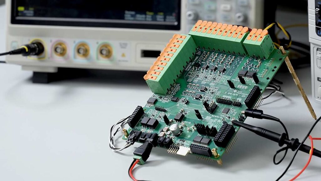 En la industria de los vehículos eléctricos (VE), en constante evolución, el sistema de gestión de baterías (BMS) desempeña un papel decisivo en la eficiencia energética, la protección de la batería y la seguridad. Sin embargo, cuando los datos de diseño originales o el soporte de fabricación para estos sistemas no están disponibles, la documentación de control de calidad de ingeniería inversa de PCBA se vuelve esencial. Garantiza que cada paso, desde la recuperación de datos hasta la remanufactura, siga estrictos estándares de ingeniería y calidad, lo que permite la reproducción fiel de la placa de circuito original utilizada en el BMS. La documentación de control de calidad de ingeniería inversa de PCBA transforma el proceso de ingeniería inversa de una simple tarea de replicación en un sistema de producción completo y trazable. Desde la recuperación de archivos técnicos hasta la remanufactura de conjuntos verificados, este enfoque garantiza que cada PCBA de BMS para vehículos eléctricos pueda reproducirse, validarse y documentarse con precisión. En definitiva, garantiza que las placas de ingeniería inversa no solo coincidan con las originales, sino que también cumplan con las exigentes expectativas de calidad y seguridad de la industria moderna de los VE.