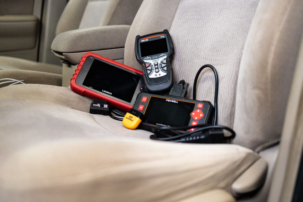 La copie de plaques de circuits imprimés d'outils de diagnostic automobile est essentielle au maintien des fonctionnalités des scanners OBD-II, des programmateurs d'ECU et des lecteurs de codes professionnels. De nombreux centres de service utilisent des outils qui ne sont plus produits, mais qui restent essentiels à l'entretien des véhicules en circulation. Grâce aux techniques de rétro-ingénierie, les ingénieurs peuvent copier ou répliquer ces cartes, prolongeant ainsi la durée de vie des produits et garantissant une maintenance ininterrompue des véhicules. De plus, les données issues de la rétro-ingénierie peuvent servir non seulement à dupliquer le matériel existant, mais aussi à recréer des versions avancées avec des protocoles de communication améliorés ou une connectivité sans fil. Le service de copie de plaques de circuits imprimés d'outils de diagnostic automobile offre bien plus qu'une simple reproduction : il propose une approche structurée pour préserver les technologies automobiles critiques. En générant des fichiers Gerber, des schémas, des plans d'implantation, des nomenclatures et des listes de connexions, les entreprises et les particuliers maîtrisent pleinement leur matériel de diagnostic. Qu'il s'agisse de restaurer des systèmes obsolètes, de remettre à neuf des appareils anciens ou de les adapter aux normes modernes, la rétro-ingénierie offre une valeur inégalée au secteur des outils de diagnostic automobile.
