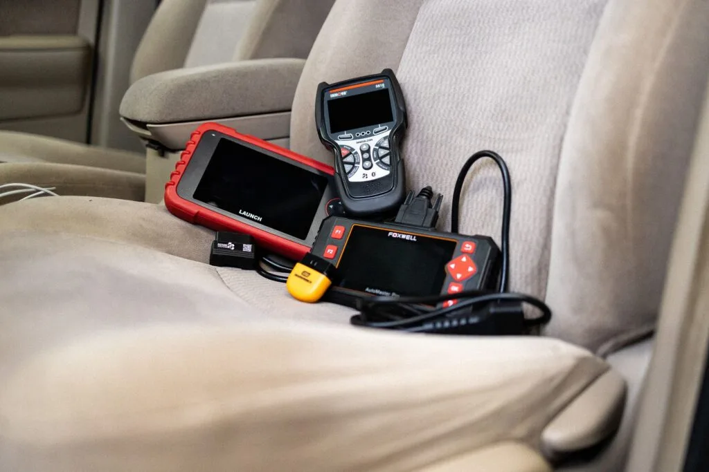 La copie de plaques de circuits imprimés d'outils de diagnostic automobile est essentielle au maintien des fonctionnalités des scanners OBD-II, des programmateurs d'ECU et des lecteurs de codes professionnels. De nombreux centres de service utilisent des outils qui ne sont plus produits, mais qui restent essentiels à l'entretien des véhicules en circulation. Grâce aux techniques de rétro-ingénierie, les ingénieurs peuvent copier ou répliquer ces cartes, prolongeant ainsi la durée de vie des produits et garantissant une maintenance ininterrompue des véhicules. De plus, les données issues de la rétro-ingénierie peuvent servir non seulement à dupliquer le matériel existant, mais aussi à recréer des versions avancées avec des protocoles de communication améliorés ou une connectivité sans fil. Le service de copie de plaques de circuits imprimés d'outils de diagnostic automobile offre bien plus qu'une simple reproduction : il propose une approche structurée pour préserver les technologies automobiles critiques. En générant des fichiers Gerber, des schémas, des plans d'implantation, des nomenclatures et des listes de connexions, les entreprises et les particuliers maîtrisent pleinement leur matériel de diagnostic. Qu'il s'agisse de restaurer des systèmes obsolètes, de remettre à neuf des appareils anciens ou de les adapter aux normes modernes, la rétro-ingénierie offre une valeur inégalée au secteur des outils de diagnostic automobile.