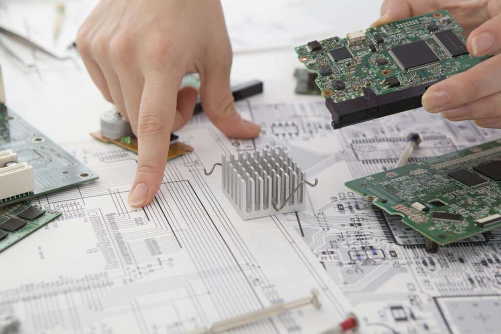 No competitivo setor eletrônico atual, as organizações frequentemente enfrentam desafios quando os documentos técnicos de uma placa de circuito não estão mais disponíveis, mas a produção, o reparo ou a continuação do produto exigem uma duplicação exata. É aqui que a Engenharia Reversa de Placas de Circuito (Aquisição, Produção e Montagem) se torna inestimável. Por meio da engenharia reversa avançada, os engenheiros podem recuperar, restaurar e recriar todo o pacote de dados técnicos de uma placa de circuito, permitindo remanufatura confiável, aquisição simplificada e montagem final. Ao fornecer um fluxo de trabalho estruturado da engenharia reversa à produção e montagem, a Engenharia Reversa de Placas de Circuito (Aquisição, Produção e Montagem) agrega valor significativo. As empresas podem duplicar placas críticas que não são mais suportadas, restaurar hardware legado para sistemas industriais ou redesenhar e reproduzir produtos com desempenho aprimorado. Para indivíduos ou empresas que lidam com produtos em descontinuação, este serviço garante continuidade, economia de custos e operação confiável do sistema.
