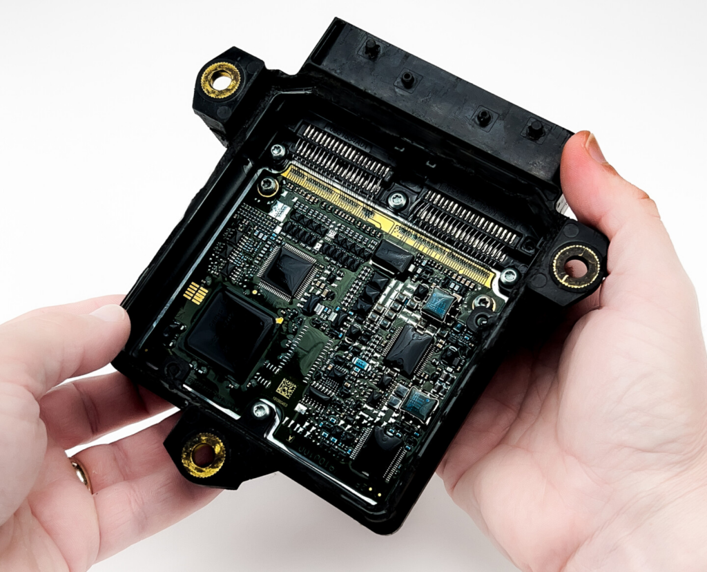 L'une des étapes les plus complexes sur le plan technique consiste à convertir le circuit imprimé haute densité en documents d'ingénierie numérique. Grâce à une numérisation précise, la séparation des couches et le traçage des signaux, les ingénieurs recréent le fichier Gerber et le schéma d'implantation qui définissent le routage du cuivre, les structures de vias et l'empilement des composants. Simultanément, chaque chemin de signal est analysé afin de reconstruire le schéma et la netlist, garantissant ainsi l'exactitude des relations logiques entre les capteurs, les actionneurs et le contrôleur principal responsable du changement de vitesse et du contrôle du couple. Une nomenclature complète est ensuite générée pour identifier tous les composants à copier, cloner, répliquer ou dupliquer. Dans cette phase de reconstruction riche en mots-clés, la rétro-ingénierie permet de reproduire et de refabriquer avec précision la carte TCM d'origine. Une fois la documentation entièrement restaurée, le processus de rétro-ingénierie se dirige vers la fabrication et le redéveloppement pratiques. Le fichier Gerber, le schéma, le schéma d'implantation, la nomenclature et la netlist récupérés sont convertis en données prêtes pour la production en vue de la fabrication et de l'assemblage du circuit imprimé. Les ingénieurs peuvent être amenés à repenser ou à redévelopper certaines sections afin de remplacer des composants obsolètes, d'améliorer l'intégrité du signal ou d'optimiser les performances thermiques, tout en conservant la logique de commande d'origine. Cela permet de remettre à neuf, de remanufacturer ou de reproduire la carte de circuit imprimé TCM en petits ou moyens lots, assurant ainsi la maintenance à long terme des systèmes de transmission des bulldozers et réduisant la dépendance vis-à-vis des fournisseurs d'origine.