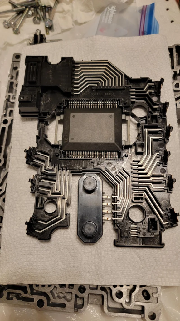 Una delle fasi più complesse dal punto di vista tecnico è la conversione del PCB ad alta densità in documenti di ingegneria digitale. Attraverso una scansione precisa, la separazione degli strati e il tracciamento del segnale, gli ingegneri ricreano il file Gerber e il disegno del layout che definiscono il routing del rame, le strutture dei via e la progettazione dello stack-up. Allo stesso tempo, ogni percorso del segnale viene analizzato per ricostruire lo schema elettrico e la netlist, garantendo le corrette relazioni logiche tra sensori, attuatori e il controller principale responsabile del cambio marcia e del controllo della coppia. Viene quindi generata una distinta base completa per identificare tutti i componenti per la produzione di copie, cloni, repliche o duplicati. In questa fase di ricostruzione, ricca di parole chiave, il reverse engineering consente la riproduzione e la rifabbricazione accurate della scheda TCM originale. Una volta ripristinata completamente la documentazione, il processo di reverse engineering si sposta verso la produzione pratica e la riqualificazione. Il file Gerber recuperato, lo schema elettrico, il disegno del layout, la distinta base e la netlist vengono convertiti in dati pronti per la produzione per la fabbricazione e l'assemblaggio del PCB. Gli ingegneri potrebbero dover riprogettare o riqualificare alcune sezioni per sostituire componenti obsoleti, migliorare l'integrità del segnale o migliorare le prestazioni termiche, mantenendo invariata la logica di controllo originale. Ciò consente di ricondizionare, rigenerare o riprodurre il PCB TCM in lotti piccoli o medi, supportando la manutenzione a lungo termine dei sistemi di trasmissione dei bulldozer e riducendo la dipendenza dai fornitori originali.