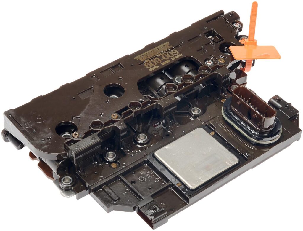 最も技術的に集約的な段階の1つは、高密度PCBをデジタルエンジニアリングドキュメントに変換することです。エンジニアは、精密なスキャン、レイヤー分離、信号トレースを通じて、銅配線、ビア構造、スタックアップ設計を定義するガーバーファイルとレイアウト図を再構築します。同時に、各信号パスを分析して回路図とネットリストを再構築し、センサー、アクチュエータ、ギアシフトとトルク制御を担うメインコントローラ間の論理関係が正しいことを確認します。次に、完全な部品表（BOM）が生成され、コピー、クローン、複写、複製生産に必要なすべてのコンポーネントが特定されます。このキーワード密度の高い再構築フェーズでは、リバースエンジニアリングによって元のTCMボードを正確に再現し、再製造することができます。ドキュメントが完全に復元された後、リバースエンジニアリングプロセスは実際の製造と再開発へと進みます。復元されたガーバーファイル、回路図、レイアウト図、部品表、ネットリストは、PCBの製造と組み立てのための生産準備が整ったデータに変換されます。エンジニアは、旧式の部品を交換したり、信号の整合性を改善したり、元の制御ロジックを変更せずに熱性能を向上させるために、特定のセクションを再設計または再開発する必要がある場合があります。これにより、TCM PCBを小中規模のバッチで改修、再生、または複製することができ、ブルドーザートランスミッションシステムの長期メンテナンスをサポートし、元のサプライヤーへの依存度を軽減できます。