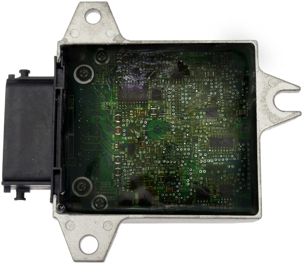 Einer der technisch anspruchsvollsten Schritte ist die Umwandlung der hochdichten Leiterplatte in digitale Konstruktionsdokumente. Durch präzises Scannen, Layer-Separation und Signalverfolgung rekonstruieren die Ingenieure die Gerber-Datei und das Layout, die die Kupferführung, Via-Strukturen und den Lagenaufbau definieren. Gleichzeitig wird jeder Signalpfad analysiert, um Schaltplan und Netzliste zu rekonstruieren und korrekte logische Beziehungen zwischen Sensoren, Aktoren und der Hauptsteuerung für Gangschaltung und Drehmomentregelung sicherzustellen. Anschließend wird eine vollständige Stückliste erstellt, um alle Komponenten für die Produktion zu identifizieren. In dieser schlüsselwortreichen Rekonstruktionsphase ermöglicht Reverse Engineering die präzise Reproduktion und Wiederaufbereitung der ursprünglichen TCM-Platine. Nach der vollständigen Wiederherstellung der Dokumentation geht der Reverse-Engineering-Prozess in die praktische Fertigung und Weiterentwicklung über. Die wiederhergestellte Gerber-Datei, der Schaltplan, das Layout, die Stückliste und die Netzliste werden in produktionsfertige Daten für die Leiterplattenfertigung und -bestückung umgewandelt. Gegebenenfalls müssen die Ingenieure bestimmte Abschnitte neu gestalten oder weiterentwickeln, um veraltete Komponenten zu ersetzen, die Signalintegrität zu verbessern oder die thermische Leistung zu optimieren, während die ursprüngliche Steuerlogik unverändert bleibt. Dadurch können die TCM-Leiterplatten überholt, wiederaufbereitet oder in kleinen oder mittleren Serien reproduziert werden, was die langfristige Instandhaltung von Bulldozer-Getriebesystemen unterstützt und die Abhängigkeit von den ursprünglichen Lieferanten verringert.