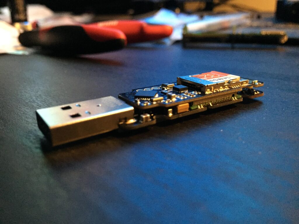 詳細なドキュメント検査は、PCBリバースエンジニアリング検査において最も集中的なフェーズの一つです。エンジニアは、回路図、ネットリスト、レイアウト図、部品表を高精度に抽出し、検証する必要があります。この段階では、高密度BGAマイクロコントローラ、GNSSレシーバー、SIMインターフェース、CANまたはUART通信ライン、電源調整回路を綿密にトレースし、正確な論理関係を再現します。復元されたネットリストは、物理的な銅配線接続と照合され、複製または複写された設計が信号の連続性とインピーダンス制御を維持していることを確認します。解析されたレイヤーから正確なガーバーファイルを生成することは、単なるコピープロセスではありません。トラック幅、RF接地分離、アンテナ整合ネットワーク、および多層スタックアップパラメータの検証が含まれます。検査チームは、リスクを軽減するために、各機能ブロックを個別にリバースエンジニアリングすることが多く、復元されたすべての回路図が測定された電圧および通信動作と正確に一致することを確認します。この規律あるアプローチは、要求の厳しい建設環境で使用されるGPSトラッキングモジュールの信頼性の高い複製および再製造プロセスをサポートします。