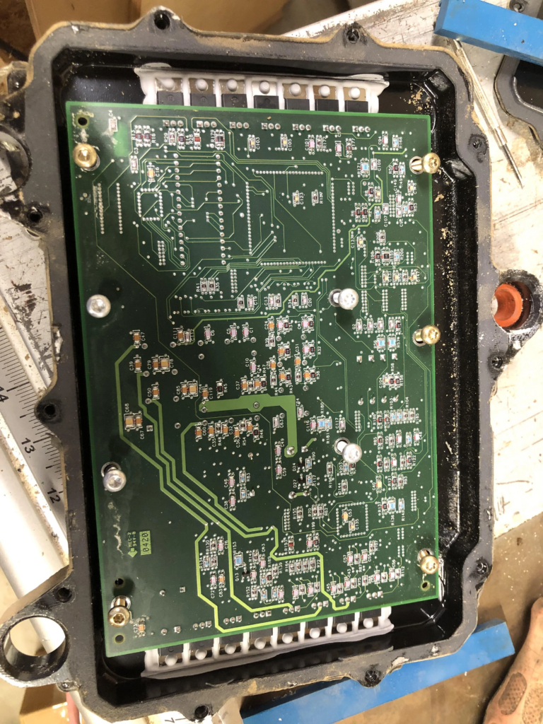 Quando la documentazione tecnica non è più disponibile o i componenti sono obsoleti, l'ispezione professionale del reverse engineering del PCB fornisce la soluzione definitiva per il ripristino e la continuità del sistema. Questo processo specializzato trasforma un circuito stampato fisico della ECU in una documentazione tecnica completa attraverso un'analisi meticolosa e una ricreazione digitale. L'ispezione professionale del reverse engineering dei PCB rappresenta un servizio tecnico essenziale per la manutenzione di sistemi elettronici complessi in applicazioni industriali. La nostra metodologia fornisce un approccio strutturato al recupero delle informazioni tecniche perdute preservando l'integrità funzionale dei progetti originali. Per le organizzazioni che gestiscono flotte di pale gommate e attrezzature pesanti simili, questo servizio offre un percorso affidabile verso la continuità del sistema, la disponibilità dei componenti e la comprensione tecnica. Trasformando i circuiti stampati fisici in documentazione tecnica completa, consentiamo una manutenzione responsabile, una riproduzione autorizzata e un'innovazione continua nella gestione e nello sviluppo delle apparecchiature.