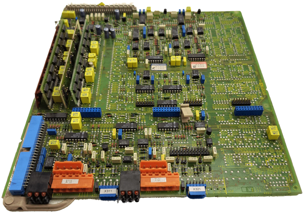 Les ingénieurs démontent et scannent minutieusement chaque couche du circuit imprimé afin de générer un schéma précis, une netlist, un plan d'implantation et un fichier Gerber. Grâce à l'imagerie haute résolution et au sondage électrique, l'équipe s'attache à reconstituer le routage précis des inductances de mode commun, des condensateurs X et Y, des ponts redresseurs et des composants de protection contre les surtensions. La nomenclature est reconstruite composant par composant, en vérifiant les tensions nominales, les tolérances et les classifications thermiques. Au cours de cette phase de rétro-ingénierie, les spécialistes créent également un fichier CAO complet et un fichier d'orientation pour le placement des composants afin de garantir la compatibilité avec la production. Chaque netlist extraite des pistes de cuivre est vérifiée par rapport au schéma reconstitué afin d'éviter toute incohérence avant toute tentative de clonage ou de duplication de la carte. La génération d'un fichier Gerber validé ne se limite pas à une simple copie ; elle exige une mesure précise de la largeur des pistes, des distances de fuite, des fentes d'isolation et des plans de masse afin de maintenir l'efficacité du filtrage EMI. Grâce à cette approche rigoureuse, les ingénieurs peuvent reproduire le circuit imprimé avec un comportement électrique identique.