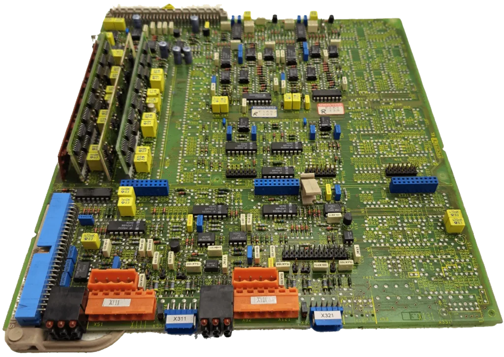Les ingénieurs démontent et scannent minutieusement chaque couche du circuit imprimé afin de générer un schéma précis, une netlist, un plan d'implantation et un fichier Gerber. Grâce à l'imagerie haute résolution et au sondage électrique, l'équipe s'attache à reconstituer le routage précis des inductances de mode commun, des condensateurs X et Y, des ponts redresseurs et des composants de protection contre les surtensions. La nomenclature est reconstruite composant par composant, en vérifiant les tensions nominales, les tolérances et les classifications thermiques. Au cours de cette phase de rétro-ingénierie, les spécialistes créent également un fichier CAO complet et un fichier d'orientation pour le placement des composants afin de garantir la compatibilité avec la production. Chaque netlist extraite des pistes de cuivre est vérifiée par rapport au schéma reconstitué afin d'éviter toute incohérence avant toute tentative de clonage ou de duplication de la carte. La génération d'un fichier Gerber validé ne se limite pas à une simple copie ; elle exige une mesure précise de la largeur des pistes, des distances de fuite, des fentes d'isolation et des plans de masse afin de maintenir l'efficacité du filtrage EMI. Grâce à cette approche rigoureuse, les ingénieurs peuvent reproduire le circuit imprimé avec un comportement électrique identique.