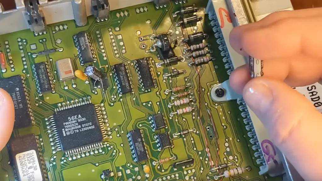 Lors de l'agencement des composants électroniques sur le circuit imprimé du calculateur (ECU) répliqué, la stratégie de placement influe directement sur l'intégrité du signal, la compatibilité électromagnétique et la stabilité thermique. Les sections de microcontrôleur haute vitesse doivent être positionnées au plus près de leurs condensateurs de découplage afin de minimiser l'inductance de boucle. Les circuits de commande d'injecteurs, qui supportent des courants plus élevés, doivent être isolés des entrées analogiques sensibles utilisées pour la détection du régime moteur et du couple. Lors des phases de rétro-ingénierie et de reconception, les ingénieurs affinent souvent le schéma d'implantation pour optimiser la segmentation de la masse entre les domaines numériques, analogiques et d'alimentation. Lors de la reconstitution du routage d'origine, les équipes peuvent reproduire la stratégie du plan de masse et rétablir la continuité du chemin de retour afin d'éviter l'injection de bruit. Le regroupement des composants doit suivre les blocs fonctionnels identifiés dans le schéma récupéré et la netlist validée. De plus, les régulateurs de puissance et les composants générant de la chaleur doivent être agencés de manière à optimiser la circulation de l'air et la dissipation thermique du cuivre, garantissant ainsi un fonctionnement stable sous charge continue. Chaque décision de placement doit être conforme à la nomenclature validée afin de maintenir la cohérence de l'encombrement et des caractéristiques électriques lors de la reproduction et de la duplication.