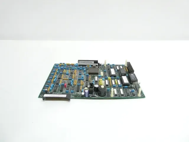 Gli ingegneri smontano e scansionano attentamente ogni strato del PCB per generare diagrammi schematici, netlist, disegni di layout e dati del file Gerber accurati. Utilizzando immagini ad alta risoluzione e sonde elettriche, il team lavora per recuperare il routing preciso di induttori di modo comune, condensatori X e Y, ponti raddrizzatori e componenti di soppressione delle sovratensioni. La distinta base viene ricostruita componente per componente, confermando tensioni nominali, livelli di tolleranza e classificazioni termiche. Durante questa fase di reverse engineering, gli specialisti creano anche un file CAD completo e un file di orientamento pick&place per garantire la compatibilità di produzione. Ogni netlist estratta dalla tracciatura in rame viene verificata incrociata con lo schema elettrico ricreato per evitare discrepanze prima di tentare di clonare o duplicare la scheda. Generare un file Gerber convalidato non è un semplice processo di copia; richiede un'attenta misurazione della larghezza della traccia, della distanza di dispersione, degli slot di isolamento e dei piani di messa a terra per mantenere l'efficacia del filtraggio EMI. Grazie a questo approccio disciplinato, gli ingegneri possono riprodurre con sicurezza il PCB con un comportamento elettrico identico.
