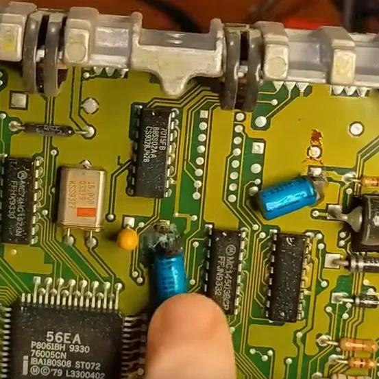 Quando si dispongono i componenti elettronici sulla scheda di cablaggio stampata della centralina replicata, la strategia di posizionamento influisce direttamente sull'integrità del segnale, sulla compatibilità elettromagnetica e sulla stabilità termica. Le sezioni del microcontrollore ad alta velocità devono essere posizionate vicino ai rispettivi condensatori di disaccoppiamento per ridurre al minimo l'induttanza di loop. I circuiti di pilotaggio degli iniettori, che gestiscono correnti più elevate, devono essere isolati dagli ingressi analogici sensibili utilizzati per il rilevamento della velocità e della coppia del motore. Durante le fasi di reverse engineering e riprogettazione, gli ingegneri spesso perfezionano il disegno del layout per migliorare la segmentazione della messa a terra tra i domini digitale, analogico e di potenza. Durante la ricostruzione del percorso originale, i team possono replicare la strategia del piano di massa e ripristinare la continuità del percorso di ritorno per prevenire l'iniezione di rumore. Il raggruppamento dei componenti deve seguire i blocchi funzionali identificati nello schema elettrico recuperato e nella netlist convalidata. Inoltre, i regolatori di potenza e i componenti che generano calore devono essere disposti in modo da ottimizzare il flusso d'aria e la diffusione del calore in rame, garantendo un funzionamento stabile durante il carico continuo. Ogni decisione di posizionamento deve essere allineata alla distinta base verificata per mantenere la coerenza di ingombro e potenza elettrica durante la produzione di riproduzione e duplicazione.