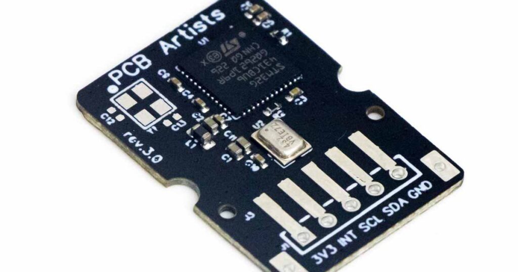 El proceso de duplicación de placas de circuito impreso (PCB) para sonómetros de pulso de precisión representa una aplicación avanzada de ingeniería inversa y tecnología de replicación, diseñada específicamente para dispositivos de medición acústica de precisión. Un sonómetro, en particular uno diseñado para el análisis de sonido transitorio o de pulso, depende de una placa de circuito impreso (PCB) de alta sensibilidad que integra procesamiento de señales analógicas, filtrado digital y cálculo de datos en tiempo real. Cuando el diseño original queda obsoleto o se pierde la documentación, la capacidad de recuperar, restaurar y duplicar dicha placa PCB se vuelve esencial para mantener el producto funcional y fiable. El procedimiento de replicación comienza con la extracción y reacondicionamiento de la placa de circuito original. Los ingenieros limpian e inspeccionan cuidadosamente la PCB del sonómetro de pulso de precisión para identificar todos los componentes activos y pasivos, conectores y sensores. Mediante escaneo óptico y de rayos X avanzado, se analizan las capas de cobre internas y externas para recrear el diseño y el archivo Gerber, lo que garantiza una reproducción precisa del enrutamiento de pistas, la colocación de pads y las interconexiones multicapa. El archivo Gerber es la base de la producción de la placa base, lo que permite a los fabricantes reproducir la PCB física con el mismo nivel de precisión que la original.