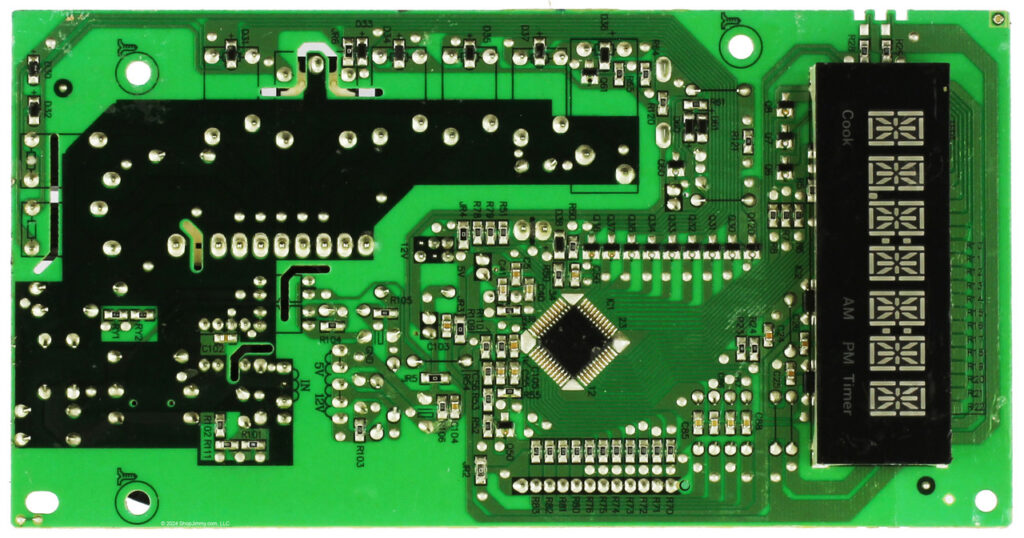 El proceso de replicación de tarjetas de circuito para hipertermia por microondas representa una aplicación altamente especializada de ingeniería inversa y tecnología avanzada de reproducción de PCB, utilizada en equipos electrónicos médicos. Los sistemas de hipertermia por microondas se utilizan ampliamente en tratamientos oncológicos, aplicando energía electromagnética controlada a los tejidos objetivo. Estos sistemas dependen de tarjetas de circuito complejas que controlan con precisión la potencia de salida, la modulación de frecuencia y la retroalimentación de temperatura. Cuando el fabricante original cesa la producción o se pierde la documentación, la capacidad de recuperar, recrear y replicar la tarjeta de circuito se vuelve esencial para garantizar el mantenimiento, la restauración y la fiabilidad médica continua del equipo. El proceso de replicación comienza con el desmontaje y el análisis de la tarjeta de circuito para hipertermia por microondas existente. Los ingenieros primero limpian e inspeccionan la placa original, documentando todos los componentes, conectores e interfaces de sensores. Mediante escaneo láser e imágenes de rayos X, extraen el diseño de las capas superficiales e internas, lo que les permite reproducir archivos Gerber precisos. El archivo Gerber sirve como plano de fabricación para la producción de la placa base, definiendo las pistas de cobre, las vías, las máscaras de soldadura y las serigrafías que garantizan un enrutamiento de señal y un control de impedancia idénticos.
