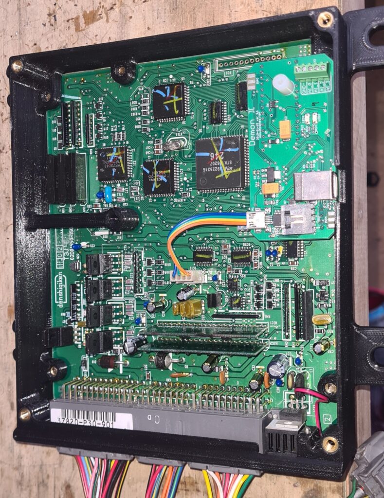 रेप्लिकेटेड ECU प्रिंटेड वायरिंग बोर्ड पर इलेक्ट्रॉनिक कंपोनेंट्स को अरेंज करते समय, प्लेसमेंट स्ट्रेटेजी सीधे सिग्नल इंटीग्रिटी, इलेक्ट्रोमैग्नेटिक कम्पैटिबिलिटी और थर्मल स्टेबिलिटी पर असर डालती है। लूप इंडक्टेंस को कम करने के लिए हाई-स्पीड माइक्रोकंट्रोलर सेक्शन को उनके डीकपलिंग कैपेसिटर के पास रखना चाहिए। इंजेक्टर ड्राइवर सर्किट, जो ज़्यादा करंट हैंडल करते हैं, उन्हें इंजन स्पीड और टॉर्क सेंसिंग के लिए इस्तेमाल होने वाले सेंसिटिव एनालॉग इनपुट से अलग रखना चाहिए। रिवर्स इंजीनियरिंग और रीडिज़ाइन स्टेज के दौरान, इंजीनियर अक्सर डिजिटल, एनालॉग और पावर डोमेन के बीच ग्राउंडिंग सेगमेंटेशन को बेहतर बनाने के लिए लेआउट ड्राइंग को बेहतर बनाते हैं। ओरिजिनल रूटिंग को फिर से बनाते समय, टीमें ग्राउंड प्लेन स्ट्रेटेजी को रेप्लिकेट कर सकती हैं और नॉइज़ इंजेक्शन को रोकने के लिए रिटर्न पाथ कंटिन्यूटी को रिस्टोर कर सकती हैं। कंपोनेंट ग्रुपिंग को रिकवर किए गए स्कीमैटिक डायग्राम और वैलिडेट नेटलिस्ट में पहचाने गए फंक्शनल ब्लॉक्स को फॉलो करना चाहिए। इसके अलावा, पावर रेगुलेटर और हीट-जेनरेटिंग कंपोनेंट्स को एयरफ्लो और कॉपर हीट स्प्रेडिंग को ऑप्टिमाइज़ करने के लिए अरेंज किया जाना चाहिए, ताकि लगातार लोड के दौरान स्टेबल ऑपरेशन पक्का हो सके। हर प्लेसमेंट डिसीजन को वेरिफाइड बॉम लिस्ट के साथ अलाइन होना चाहिए ताकि रिप्रोड्यूस और डुप्लिकेट प्रोडक्शन के दौरान फुटप्रिंट और इलेक्ट्रिकल रेटिंग में कंसिस्टेंसी बनी रहे।