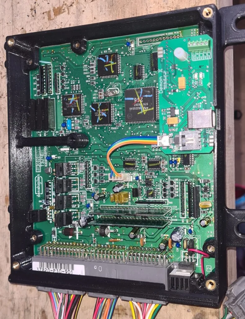 रेप्लिकेटेड ECU प्रिंटेड वायरिंग बोर्ड पर इलेक्ट्रॉनिक कंपोनेंट्स को अरेंज करते समय, प्लेसमेंट स्ट्रेटेजी सीधे सिग्नल इंटीग्रिटी, इलेक्ट्रोमैग्नेटिक कम्पैटिबिलिटी और थर्मल स्टेबिलिटी पर असर डालती है। लूप इंडक्टेंस को कम करने के लिए हाई-स्पीड माइक्रोकंट्रोलर सेक्शन को उनके डीकपलिंग कैपेसिटर के पास रखना चाहिए। इंजेक्टर ड्राइवर सर्किट, जो ज़्यादा करंट हैंडल करते हैं, उन्हें इंजन स्पीड और टॉर्क सेंसिंग के लिए इस्तेमाल होने वाले सेंसिटिव एनालॉग इनपुट से अलग रखना चाहिए। रिवर्स इंजीनियरिंग और रीडिज़ाइन स्टेज के दौरान, इंजीनियर अक्सर डिजिटल, एनालॉग और पावर डोमेन के बीच ग्राउंडिंग सेगमेंटेशन को बेहतर बनाने के लिए लेआउट ड्राइंग को बेहतर बनाते हैं। ओरिजिनल रूटिंग को फिर से बनाते समय, टीमें ग्राउंड प्लेन स्ट्रेटेजी को रेप्लिकेट कर सकती हैं और नॉइज़ इंजेक्शन को रोकने के लिए रिटर्न पाथ कंटिन्यूटी को रिस्टोर कर सकती हैं। कंपोनेंट ग्रुपिंग को रिकवर किए गए स्कीमैटिक डायग्राम और वैलिडेट नेटलिस्ट में पहचाने गए फंक्शनल ब्लॉक्स को फॉलो करना चाहिए। इसके अलावा, पावर रेगुलेटर और हीट-जेनरेटिंग कंपोनेंट्स को एयरफ्लो और कॉपर हीट स्प्रेडिंग को ऑप्टिमाइज़ करने के लिए अरेंज किया जाना चाहिए, ताकि लगातार लोड के दौरान स्टेबल ऑपरेशन पक्का हो सके। हर प्लेसमेंट डिसीजन को वेरिफाइड बॉम लिस्ट के साथ अलाइन होना चाहिए ताकि रिप्रोड्यूस और डुप्लिकेट प्रोडक्शन के दौरान फुटप्रिंट और इलेक्ट्रिकल रेटिंग में कंसिस्टेंसी बनी रहे।