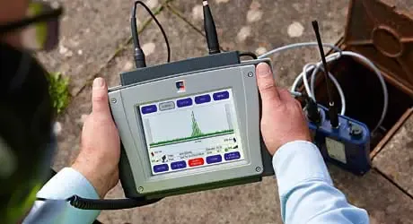 Le projet de duplication de la carte de circuit imprimé du corrélateur de bruit de fuite d'eau numérique se concentre sur la rétro-ingénierie et la refabrication complètes d'une carte électronique spécialisée utilisée dans les systèmes de détection acoustique de fuites pour les canalisations d'eau. Cette carte joue un rôle crucial dans l'analyse des données vibratoires et sonores collectées par les capteurs, permettant ainsi au corrélateur de localiser avec précision les fuites souterraines ou internes des canalisations. Lorsque la documentation originale du circuit, telle que les fichiers Gerber, les schémas, les plans d'implantation, les nomenclatures et les netlists, n'est plus disponible, la duplication par rétro-ingénierie avancée devient la seule méthode pratique pour récupérer et recréer la conception en vue de la production ou de la maintenance du système. Le processus de duplication de la carte de circuit imprimé du corrélateur de bruit de fuite d'eau numérique commence par une inspection et une imagerie détaillées du circuit imprimé original. Les ingénieurs démontent soigneusement le système et nettoient la surface pour exposer toutes les pistes de cuivre, les vias et les marquages des composants. À l'aide de scanners optiques haute résolution et d'outils de mesure de précision, chaque couche de la carte est analysée afin de reproduire l'intégralité de sa structure multicouche. Ces données sont ensuite traitées par un logiciel de CAO pour restaurer le fichier Gerber, garantissant ainsi la cartographie précise de toutes les pistes, pastilles et masques de soudure pour la fabrication.