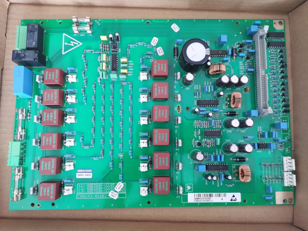 Mühendisler, doğru şematik diyagram, netlist, yerleşim çizimi ve Gerber dosya verilerini oluşturmak için PCB'nin her katmanını dikkatlice söküp tarar. Yüksek çözünürlüklü görüntüleme ve elektriksel problama kullanarak, ekip ortak mod bobinlerinin, X ve Y kapasitörlerinin, doğrultucu köprülerinin ve aşırı gerilim bastırma bileşenlerinin hassas yönlendirmesini kurtarmak için çalışır. Malzeme listesi, voltaj değerlerini, tolerans seviyelerini ve termal sınıflandırmaları doğrulayarak bileşen bileşen yeniden oluşturulur. Bu tersine mühendislik aşamasında, uzmanlar ayrıca üretim uyumluluğunu sağlamak için eksiksiz bir CAD dosyası ve yerleştirme yönlendirme dosyası oluşturur. Bakır izlerinden çıkarılan her netlist, kartı kopyalamaya veya çoğaltmaya çalışmadan önce tutarsızlıkları önlemek için yeniden oluşturulan şematik diyagrama karşı çapraz doğrulanır. Doğrulanmış bir Gerber dosyası oluşturmak basit bir kopyalama işlemi değildir; EMI filtreleme etkinliğini korumak için iz genişliğinin, kaçak mesafesinin, izolasyon yuvalarının ve topraklama düzlemlerinin dikkatli bir şekilde ölçülmesini gerektirir. Bu disiplinli yaklaşım sayesinde, mühendisler PCB'yi aynı elektriksel davranışla güvenle yeniden üretebilirler.