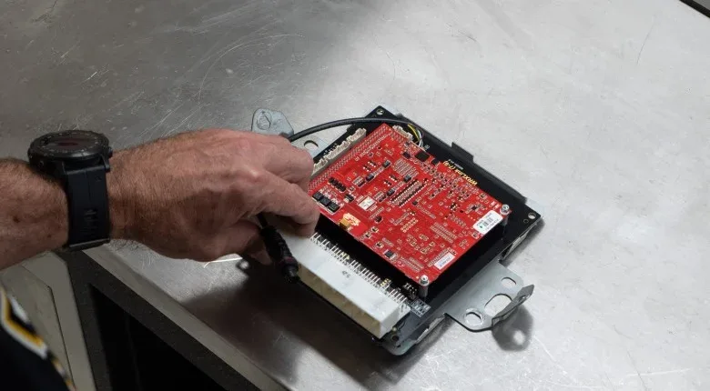 Kopyalanan ECU baskılı devre kartı üzerindeki elektronik bileşenleri yerleştirirken, yerleştirme stratejisi sinyal bütünlüğünü, elektromanyetik uyumluluğu ve termal kararlılığı doğrudan etkiler. Yüksek hızlı mikrodenetleyici bölümleri, döngü endüktansını en aza indirmek için ayırma kapasitörlerine yakın konumlandırılmalıdır. Daha yüksek akım taşıyan enjektör sürücü devreleri, motor hızı ve tork algılama için kullanılan hassas analog girişlerden izole edilmelidir. Tersine mühendislik ve yeniden tasarım aşamalarında, mühendisler genellikle dijital, analog ve güç alanları arasındaki topraklama bölümlendirmesini iyileştirmek için yerleşim çizimini iyileştirirler. Orijinal yönlendirmeyi yeniden oluştururken, ekipler gürültü enjeksiyonunu önlemek için topraklama düzlemi stratejisini kopyalayabilir ve dönüş yolu sürekliliğini geri yükleyebilir. Bileşen gruplaması, kurtarılan şematik diyagramda ve doğrulanmış netlistte tanımlanan fonksiyonel blokları takip etmelidir. Ek olarak, güç regülatörleri ve ısı üreten bileşenler, sürekli yük altında kararlı çalışma sağlamak için hava akışını ve bakır ısı yayılımını optimize edecek şekilde düzenlenmelidir. Her yerleştirme kararı, yeniden üretim ve kopyalama sırasında ayak izi ve elektriksel değerde tutarlılığı korumak için doğrulanmış malzeme listesiyle uyumlu olmalıdır.