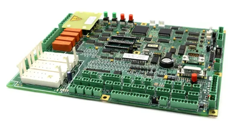 La clonazione di una scheda a circuito stampato utilizzata in un modulo di controllo della trasmissione (TCM) richiede un'attenta analisi della struttura di messa a terra e del controllo del rumore di linea. In una terna, la scheda a circuito stampato del TCM gestisce il cambio automatico e la distribuzione della coppia, coordinando i segnali tra sensori, attuatori idraulici e la rete di controllo del veicolo. Poiché questi sistemi operano in un ambiente ad alta corrente e vibrazioni, il rumore di messa a terra può influenzare significativamente l'accuratezza del segnale e la stabilità della comunicazione. Durante i progetti di clonazione di una scheda a circuito stampato, gli ingegneri devono fare molto di più che copiare semplicemente le tracce in rame: devono recuperare l'intenzionalità elettrica dietro i piani di messa a terra, le reti di filtraggio e i percorsi di riferimento del segnale. Le tecniche di reverse engineering consentono agli ingegneri di ripristinare la logica del circuito e ricreare il comportamento originale, garantendo al contempo che la scheda riprodotta mantenga una fasatura del cambio e un controllo della coppia stabili.