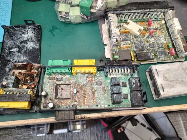 Bei der Anordnung elektronischer Bauteile auf der replizierten ECU-Leiterplatte beeinflusst die Platzierungsstrategie direkt die Signalintegrität, die elektromagnetische Verträglichkeit und die thermische Stabilität. Hochgeschwindigkeits-Mikrocontroller-Sektionen müssen nahe an ihren Entkopplungskondensatoren positioniert werden, um die Schleifeninduktivität zu minimieren. Einspritztreiberschaltungen, die höhere Ströme verarbeiten, sollten von empfindlichen analogen Eingängen zur Drehzahl- und Drehmomentmessung des Motors isoliert werden. Während der Reverse-Engineering- und Redesign-Phasen optimieren Ingenieure häufig das Layout, um die Erdungstrennung zwischen digitalen, analogen und Leistungsdomänen zu verbessern. Beim Nachbilden des ursprünglichen Routings kann die Masseflächenstrategie repliziert und die Rückleitungsdurchgängigkeit wiederhergestellt werden, um Störungen zu vermeiden. Die Bauteilgruppierung sollte den in dem rekonstruierten Schaltplan und der validierten Netzliste identifizierten Funktionsblöcken folgen. Darüber hinaus müssen Spannungsregler und wärmeerzeugende Bauteile so angeordnet werden, dass die Luftzirkulation und die Wärmeableitung durch Kupfer optimiert werden, um einen stabilen Betrieb unter Dauerlast zu gewährleisten. Jede Platzierungsentscheidung muss mit der verifizierten Stückliste übereinstimmen, um die Konsistenz von Grundfläche und elektrischer Nennleistung bei der Reproduktion und Duplizierung sicherzustellen.