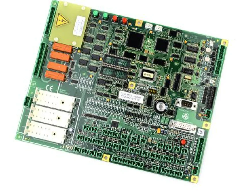 Le clonage d'une carte de circuit imprimé utilisée dans un module de commande de transmission (TCM) exige une attention particulière à la structure de mise à la terre et à la maîtrise des parasites. Dans une chargeuse-pelleteuse, la carte du TCM gère le passage automatique des vitesses et la répartition du couple, en coordonnant les signaux entre les capteurs, les actionneurs hydrauliques et le réseau de commande du véhicule. Ces systèmes fonctionnant dans un environnement à courant et vibrations élevés, les parasites de mise à la terre peuvent fortement influencer la précision du signal et la stabilité de la communication. Lors de projets de clonage de cartes de circuit imprimé, les ingénieurs doivent faire bien plus que simplement copier les pistes de cuivre ; ils doivent reconstituer le fonctionnement électrique sous-jacent aux plans de masse, aux réseaux de filtrage et aux chemins de référence des signaux. Les techniques de rétro-ingénierie permettent de restaurer la logique du circuit et de recréer le comportement d'origine, tout en garantissant la stabilité du passage des vitesses et de la régulation du couple sur la carte reproduite.